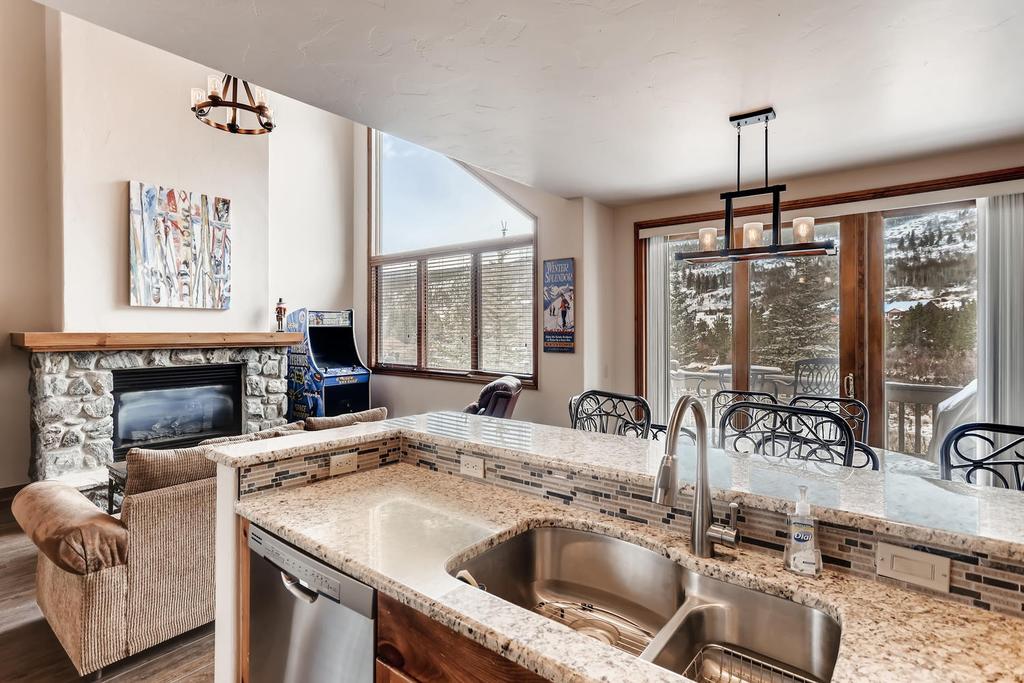 3BR Townhome- Private Hot Tub & Kids Ski Free Townhouse - thumb 0