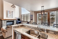 3BR Townhome- Private Hot Tub  Kids Ski Free townhouse Accommodation Denver