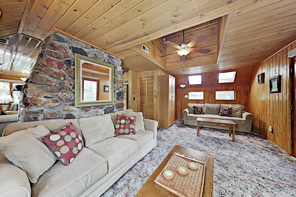 All-Season Getaway Near Lake, Ski Resorts, Village Home - thumb 0