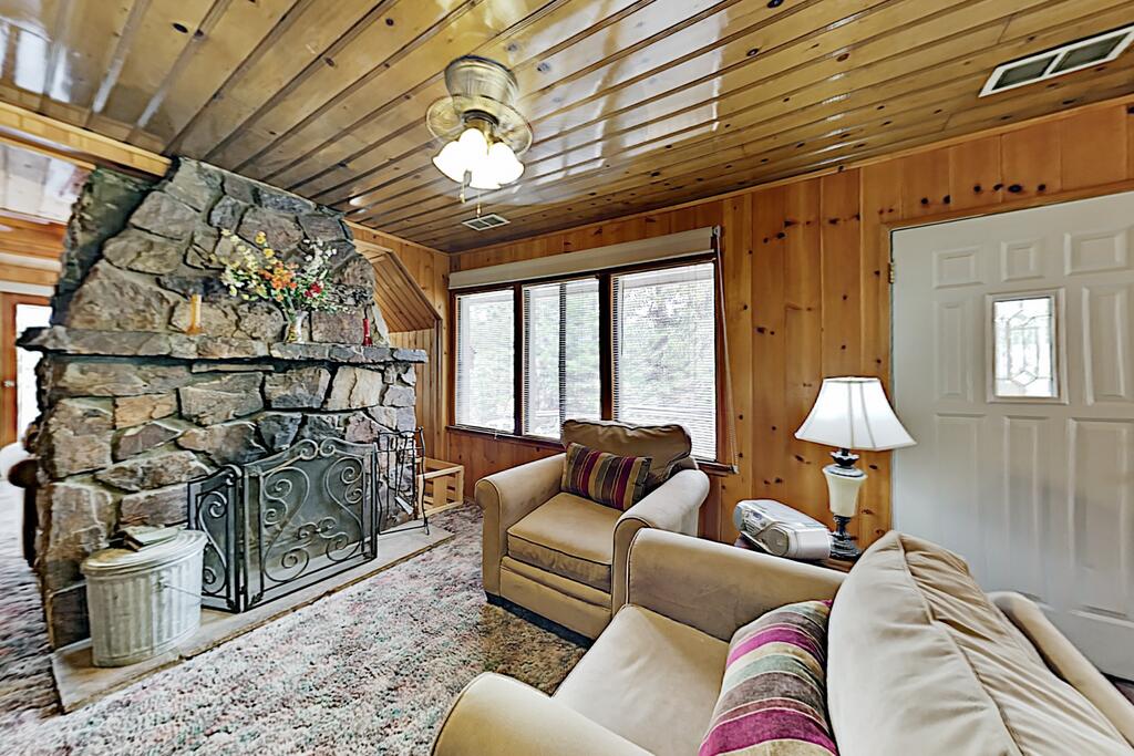 All-Season Getaway Near Lake, Ski Resorts, Village Home - thumb 3