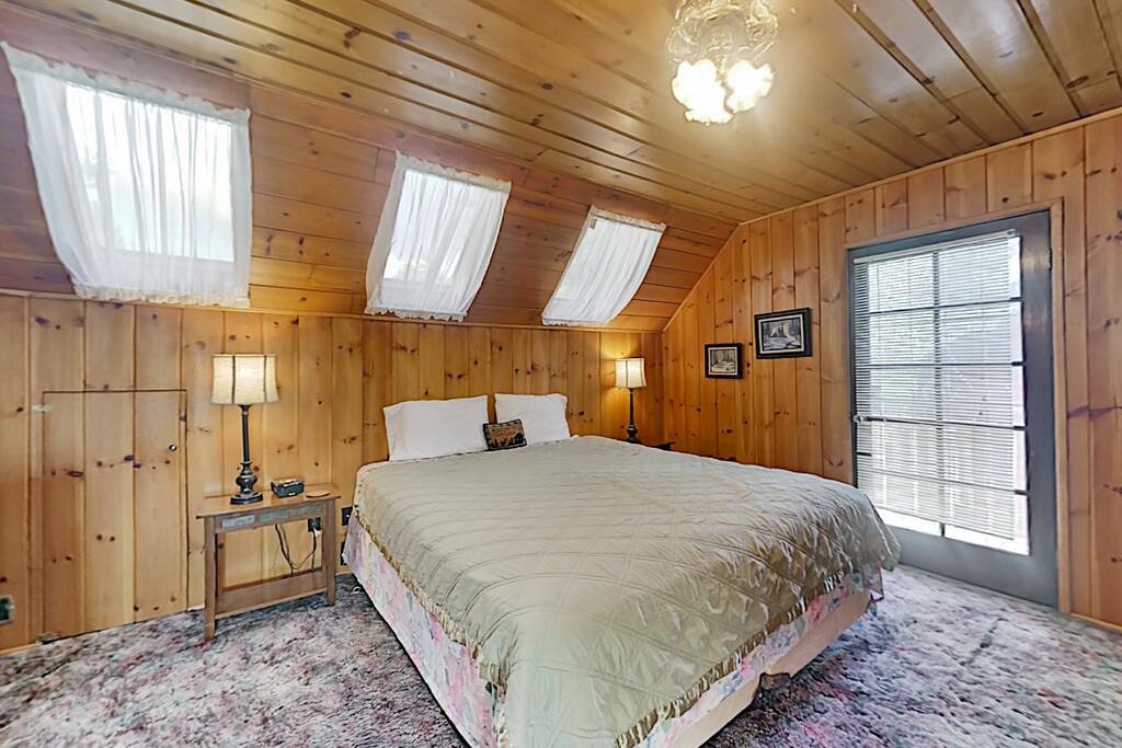 All-Season Getaway Near Lake, Ski Resorts, Village Home - thumb 1