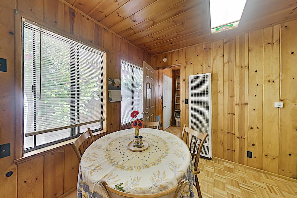 All-Season Getaway Near Lake, Ski Resorts, Village Home - thumb 2