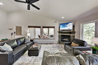 All-Suite Top-Floor Getaway with Private Garage townhouse Accommodation Denver