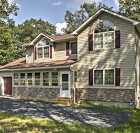 Bushkill House with Deck & Resort Community Amenities - Accommodation Denver