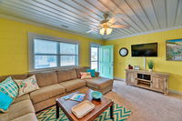 Colorful Cottage with Patio Across from the Beach Accommodation Denver