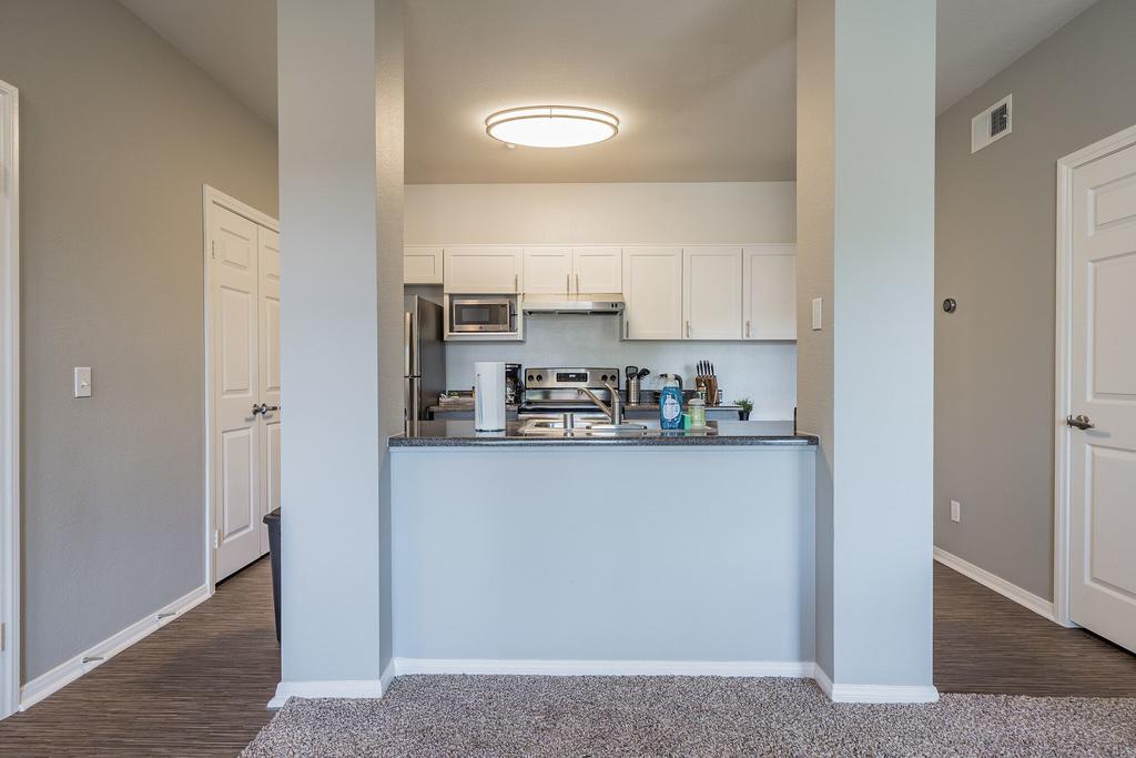 Cozy Oceanside Flat + Pool + Gym - thumb 3