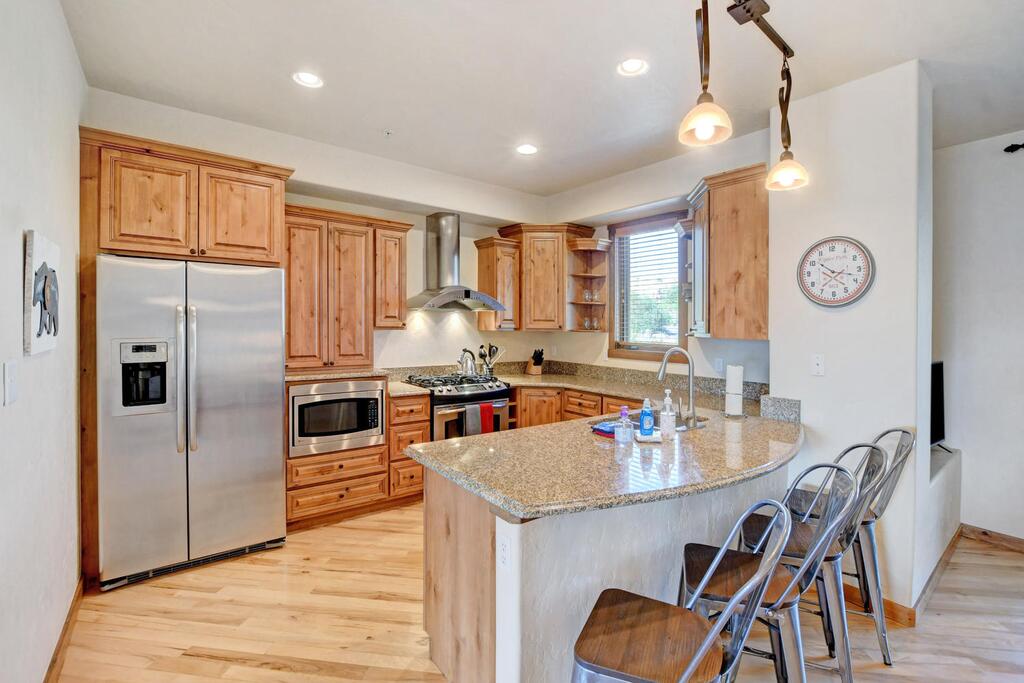 FREE Activities Daily WiFi & Shuttle - Downtown Luxury Chalet 1370 Near Resort Hot Tub & Views - thumb 2