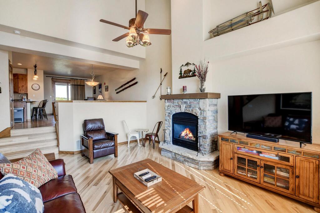 FREE Activities Daily WiFi & Shuttle - Downtown Luxury Chalet 1370 Near Resort Hot Tub & Views - thumb 0