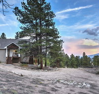Gorgeous Twin Lakes Home with Deck Overlooking Mtns - Accommodation Denver
