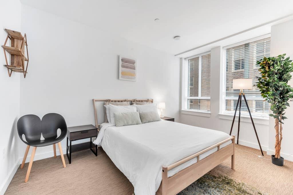 Great Location 1BR Apt In City Center - thumb 0