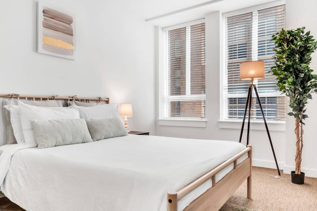 Great Location 1BR Apt In City Center - thumb 2