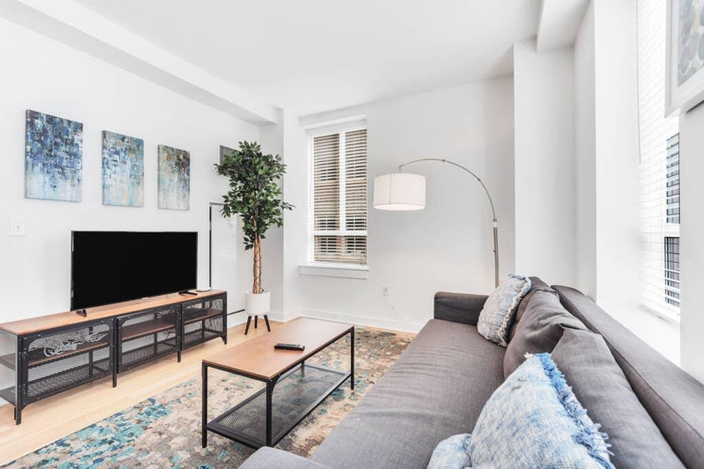 Great Location 1BR Apt In City Center - thumb 3