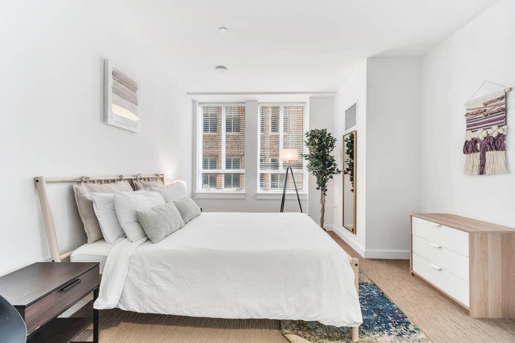 Great Location 1BR Apt In City Center - thumb 1