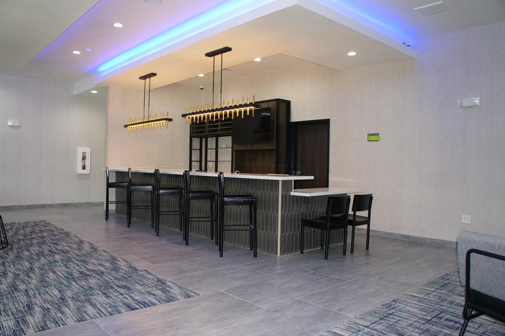 La Quinta Inn & Suites By Wyndham Galveston - thumb 2