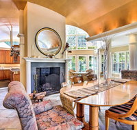 Lovely Brookfield Home with Private Deck & Views - Accommodation Denver