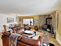 New Listing Mountain-View Getaway Stroll to Town condo Accommodation Denver