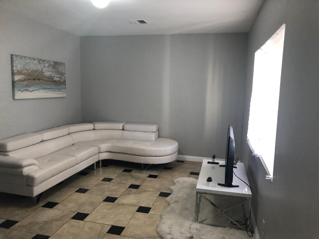 NoHo Vacation Home 3 Bed 2 Bath With Parking North Hollywood LA - thumb 1