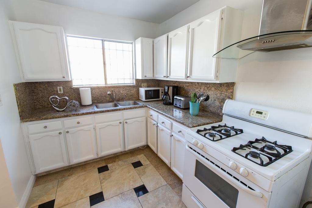 NoHo Vacation Home 3 Bed 2 Bath With Parking North Hollywood LA - thumb 2