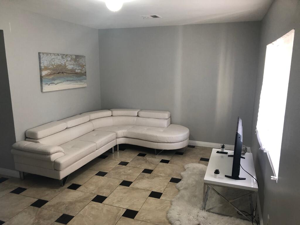NoHo Vacation Home 3 Bed 2 Bath With Parking North Hollywood LA - thumb 0
