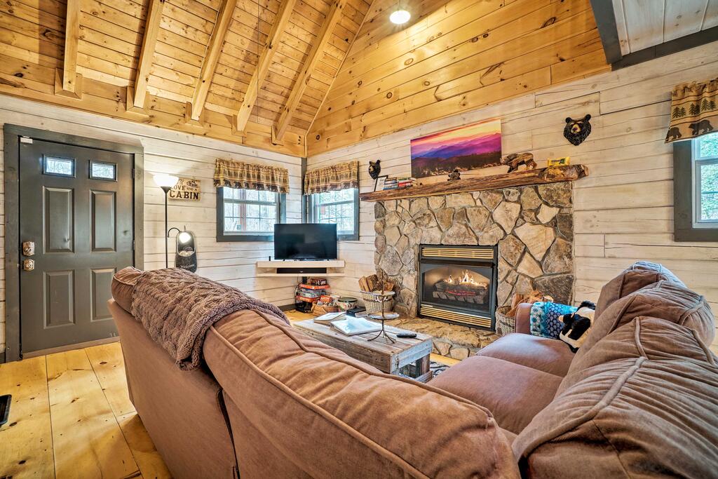 Pet-Friendly Epworth Escape With Deck, Hot Tub, Views - thumb 2