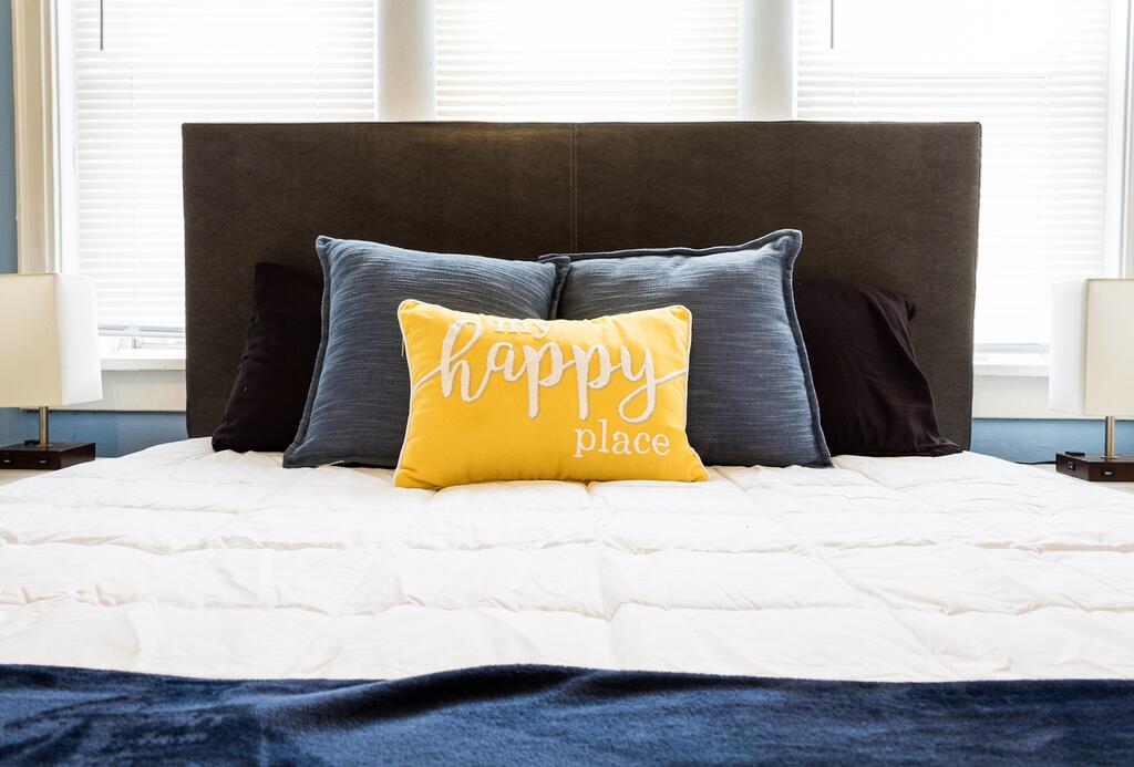 Plaza Studio!! Queen Bed-2 Extra Beds- FAST Wifi! - thumb 1