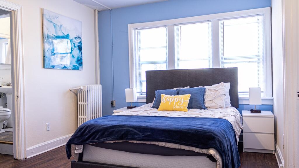 Plaza Studio!! Queen Bed-2 Extra Beds- FAST Wifi! - thumb 2