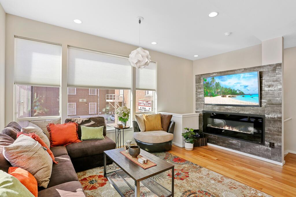 Private City Oasis With Breathtaking Rooftop Views - thumb 2