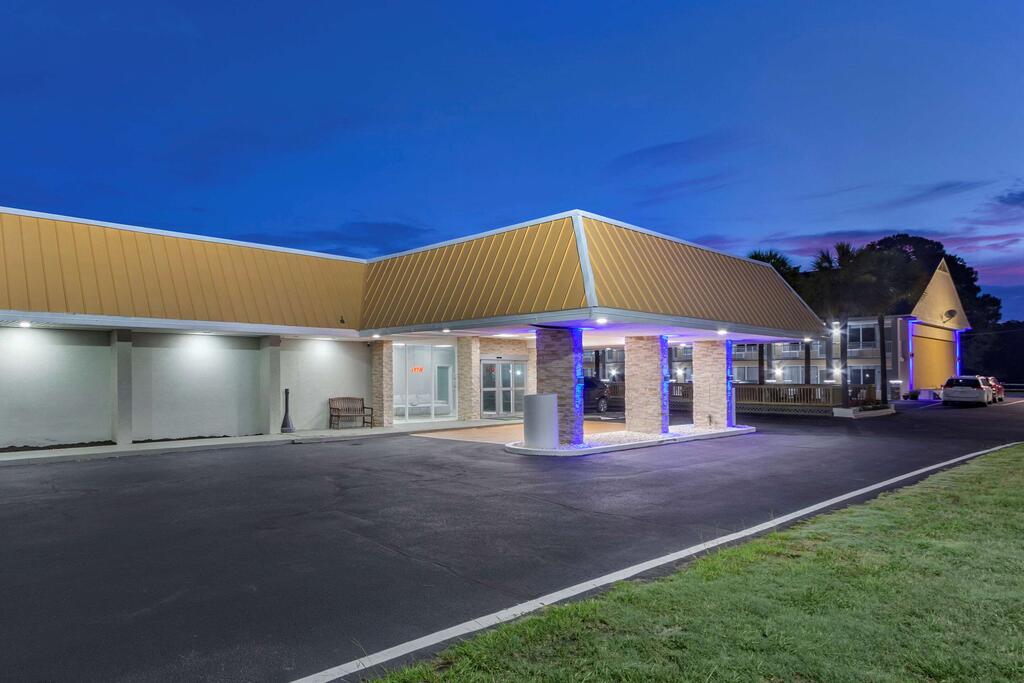 Quality Inn & Suites - thumb 2