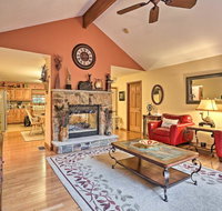 Retreat with Hot Tub & FirePit, 6Mi to Bushkill Falls - Accommodation Denver
