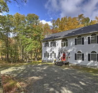 Spacious Bushkill House with Hot Tub, Deck & Games! - Accommodation Denver