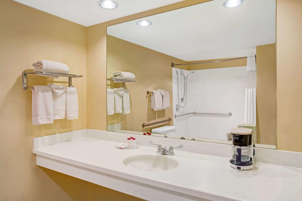 Ramada By Wyndham Englewood Hotel & Suites - thumb 6