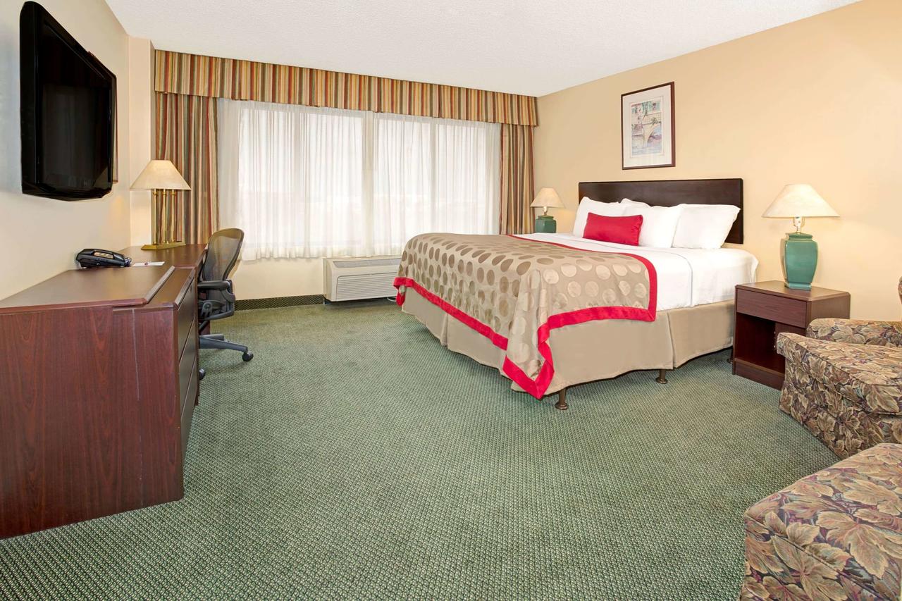 Ramada By Wyndham Englewood Hotel & Suites - thumb 12