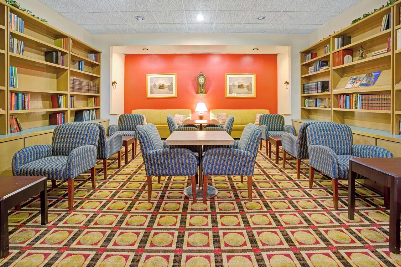 Ramada By Wyndham Englewood Hotel & Suites - thumb 2