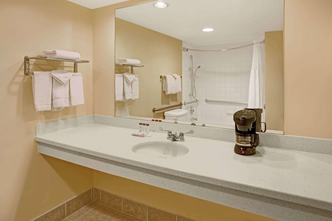Ramada By Wyndham Englewood Hotel & Suites - thumb 8