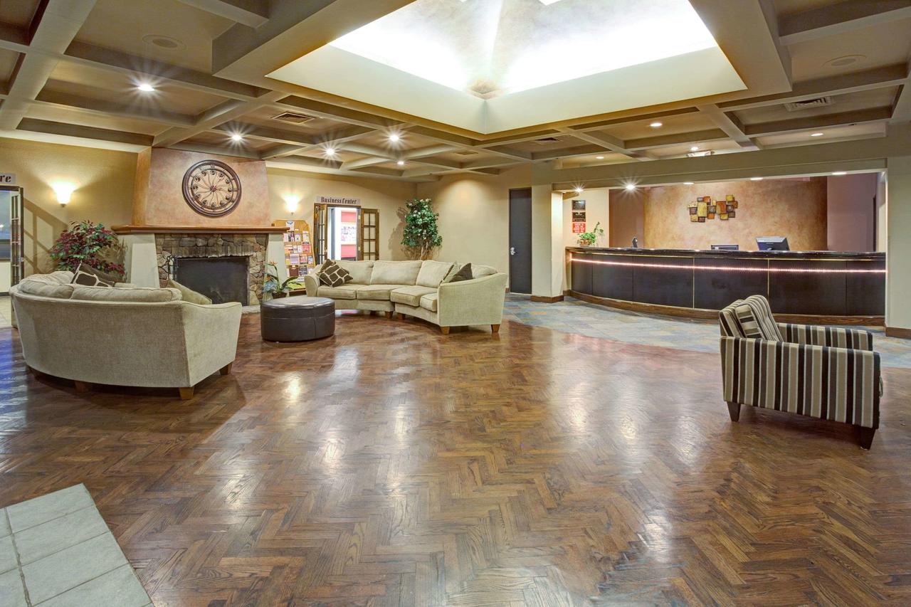 Ramada By Wyndham Englewood Hotel & Suites - thumb 3