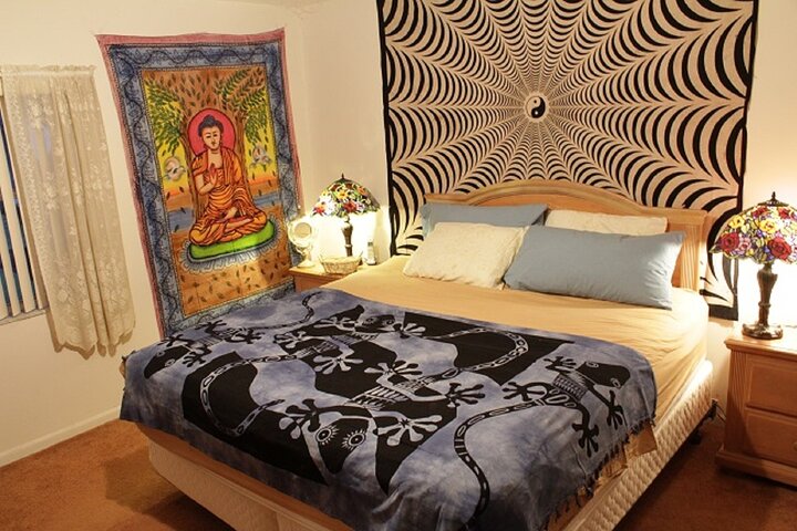 Sound Bath Meditation And Yoga Experience: Retail Therapy Gift For Women - thumb 2