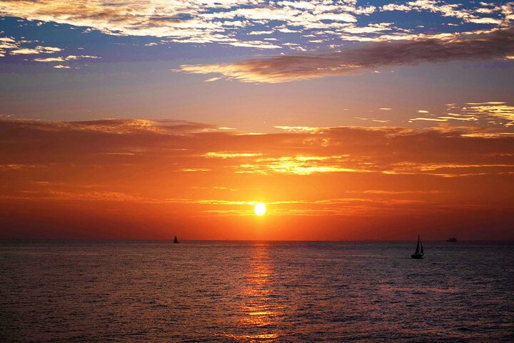 Waikiki Sunset BBQ & Cocktail Cruise - thumb 5